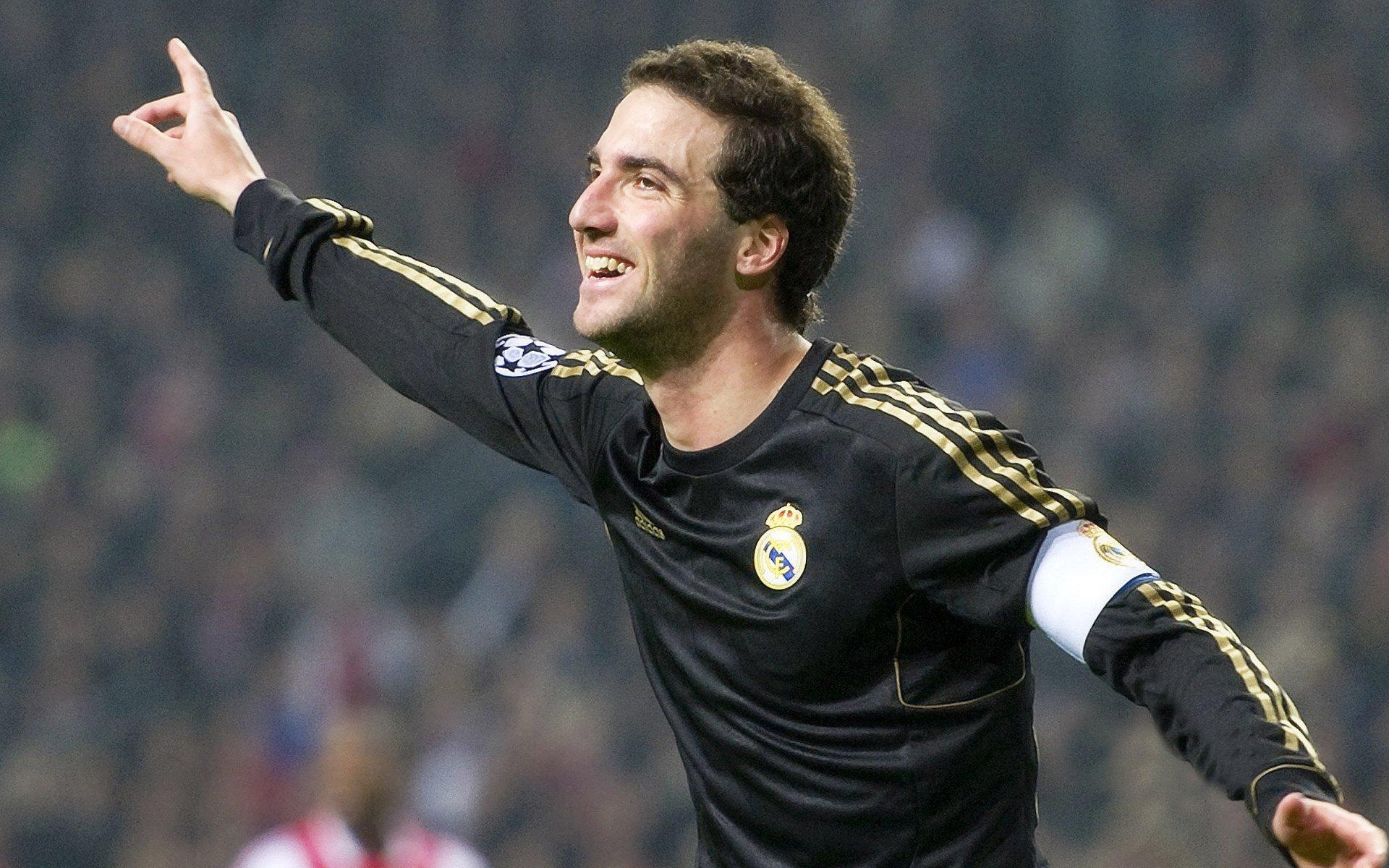 队友庆祝瞬间冷落巨星？国外剪辑视频引发球迷心理健康讨论